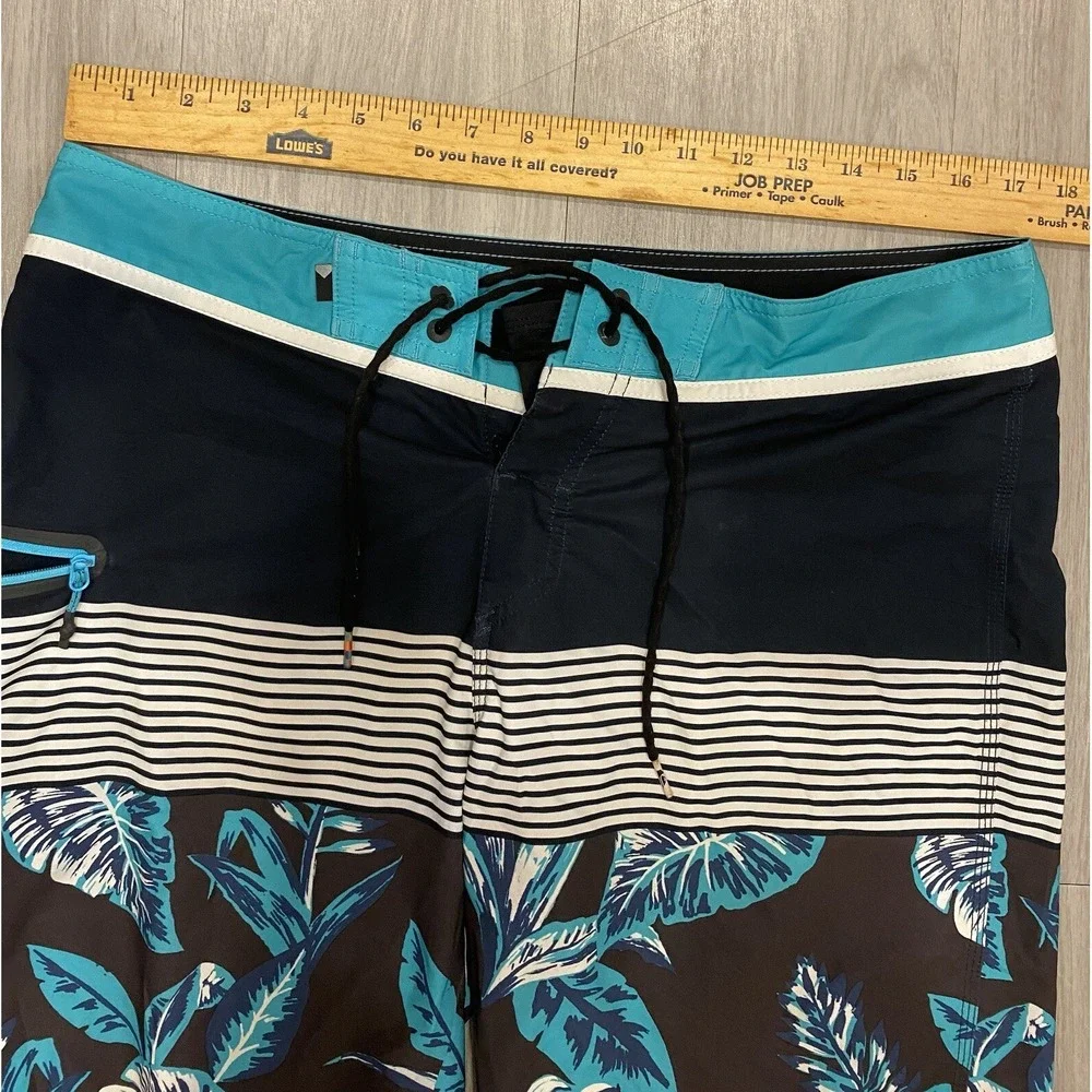 Quiksilver Men's Size 32 Board Shorts Swimsuit Blue Floral Swim Trunks *Preowned